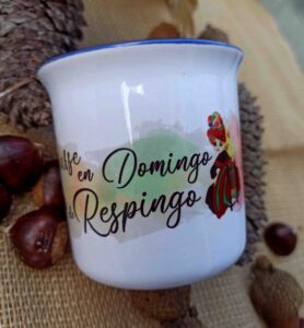 Ajecho Castúo Design, la marca que pone en valor las nuestras palabrinas 2 Ajecho taza Lupita borde azul